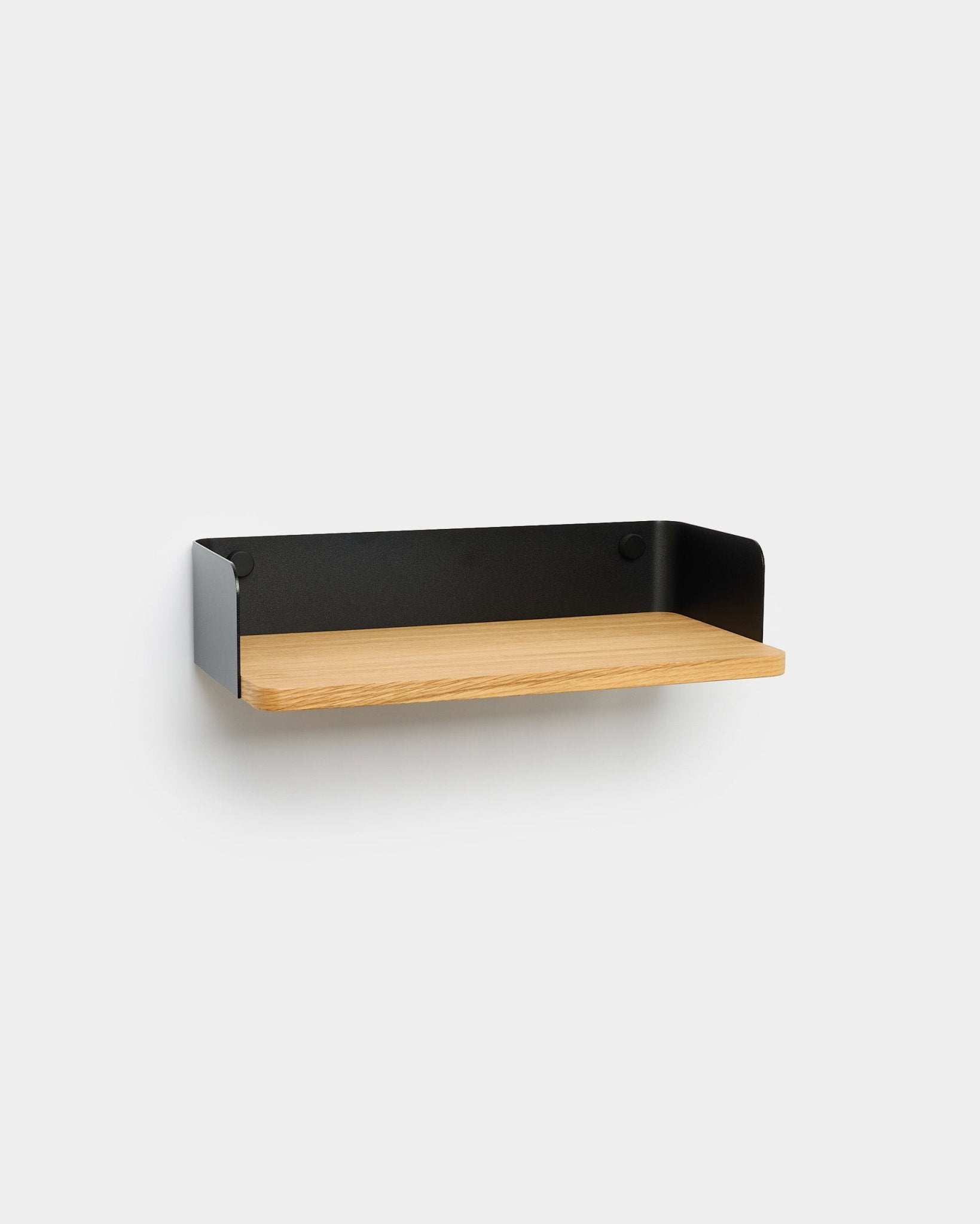 Półka na książki WoodUpp Linn w kolorze natural oak, o szerokości 39,9 cm, z metalowymi bokami black; nordycki, minimalistyczny model ścienny na białym tle.